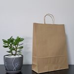 R6485 - Kesa sa upredenom ručkom, reciklirani papir (32 + 12 × 41 cm)